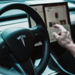 Tesla Lança App de Robotáxi, Detalha Futuro com Robôs e Enfrenta Volatilidade no Mercado