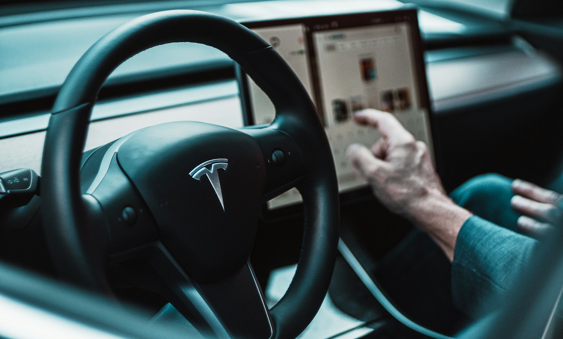Tesla Lança App de Robotáxi, Detalha Futuro com Robôs e Enfrenta Volatilidade no Mercado