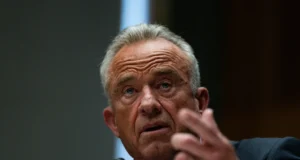 O secretário de Saúde, Robert F. Kennedy Jr., gesticula com a mão esquerda enquanto fala.