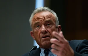 O secretário de Saúde, Robert F. Kennedy Jr., gesticula com a mão esquerda enquanto fala.