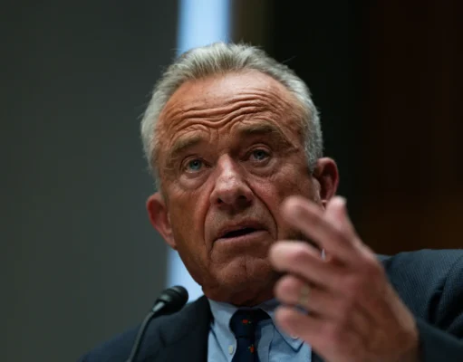 O secretário de Saúde, Robert F. Kennedy Jr., gesticula com a mão esquerda enquanto fala.