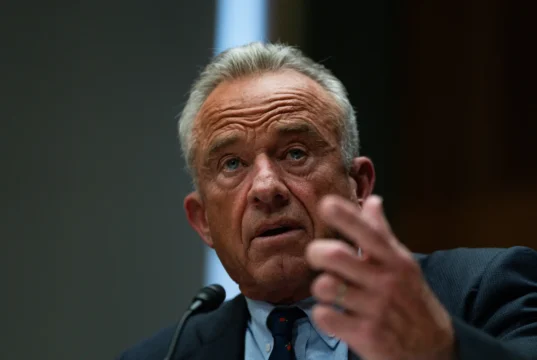 O secretário de Saúde, Robert F. Kennedy Jr., gesticula com a mão esquerda enquanto fala.
